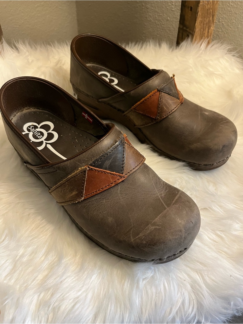 Sanita Brown Leather woman Slip-On Clogs with Tri-Panel Accent